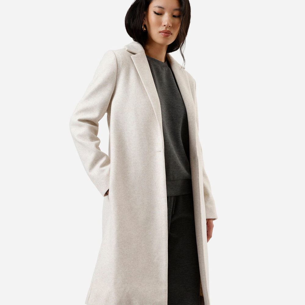 Casaco longo feminino texturizado bege Casaco longo feminino texturizado bege
