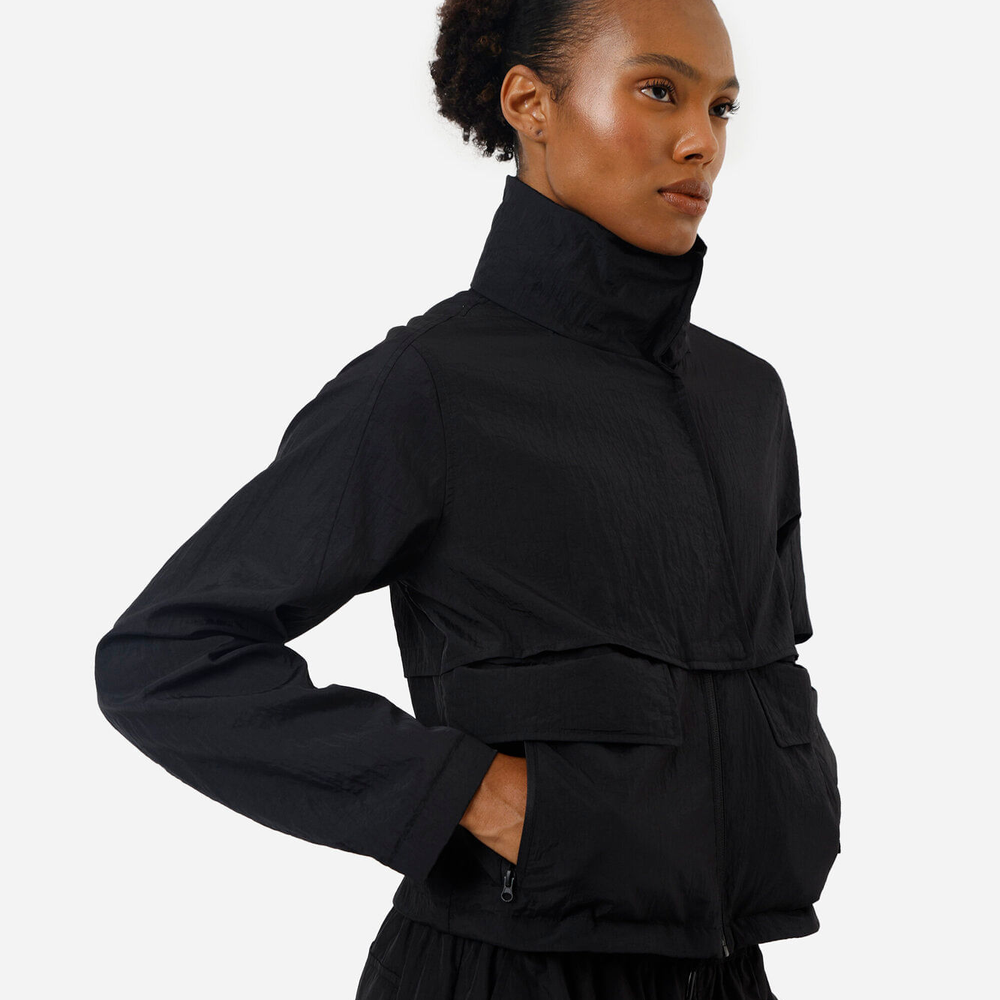 Jaqueta box fit feminina de poliamida esportiva oversized preta Jaqueta box fit feminina de poliamida esportiva oversized preta