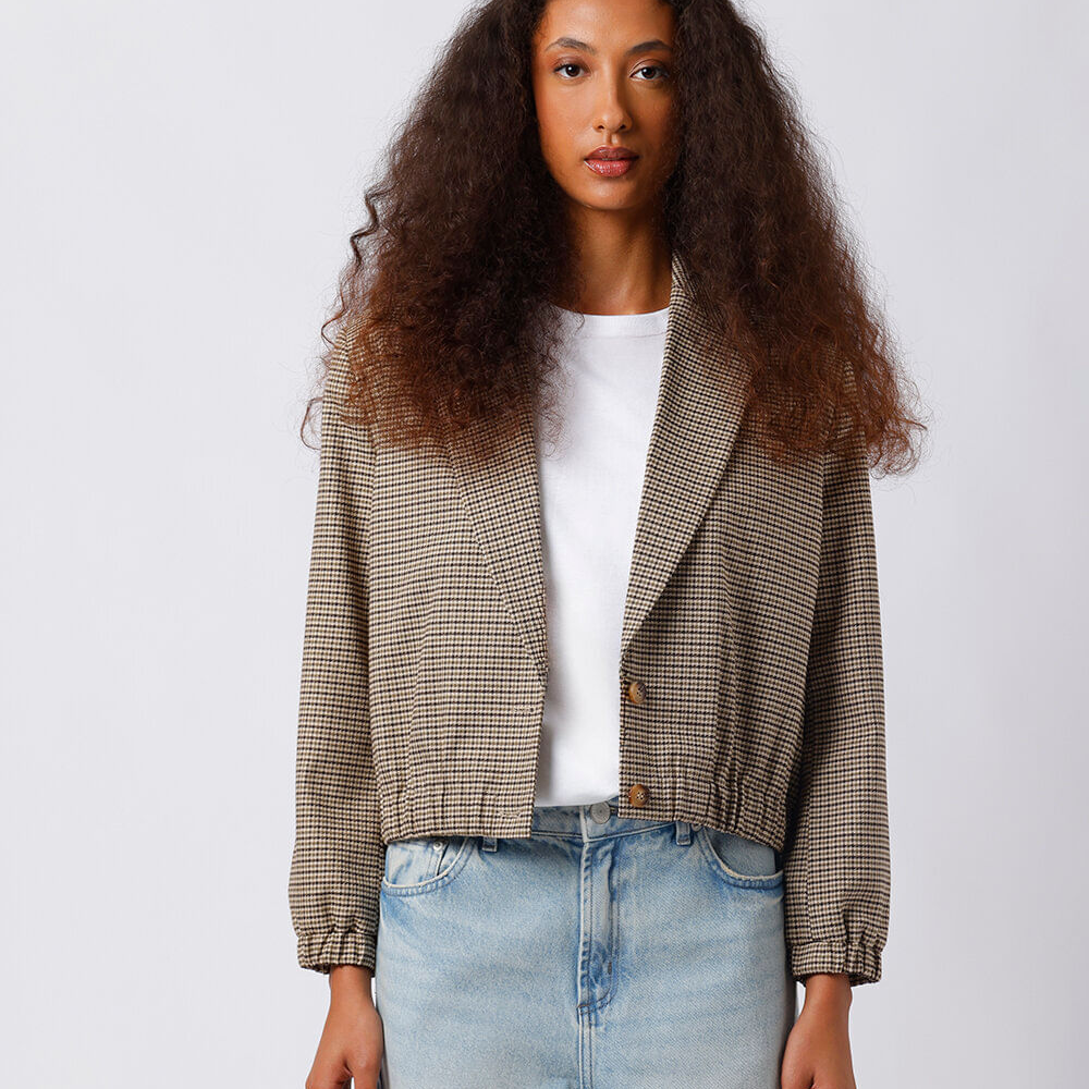 Jaqueta cropped feminina com ombreiras xadrez mindset colorida Jaqueta cropped feminina com ombreiras xadrez mindset colorida