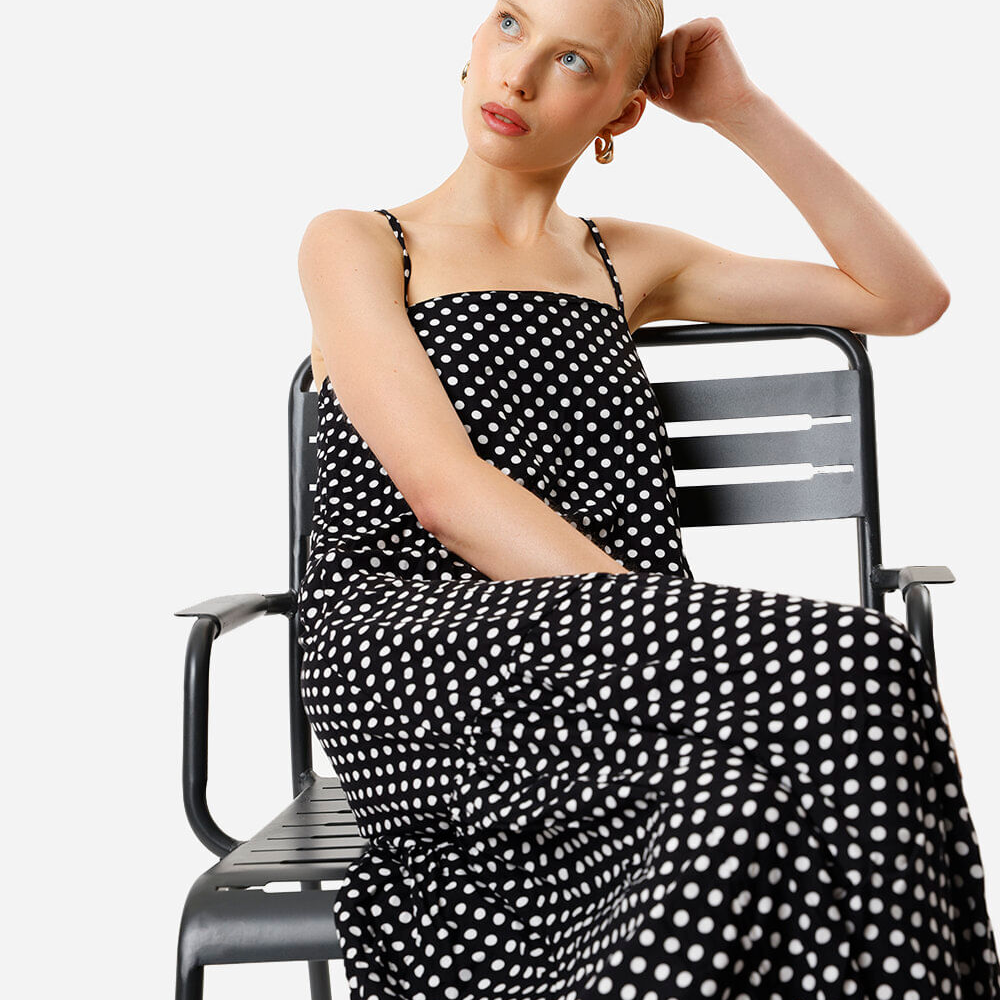 Vestido midi feminino decote reto poá preto Vestido midi feminino decote reto poá preto