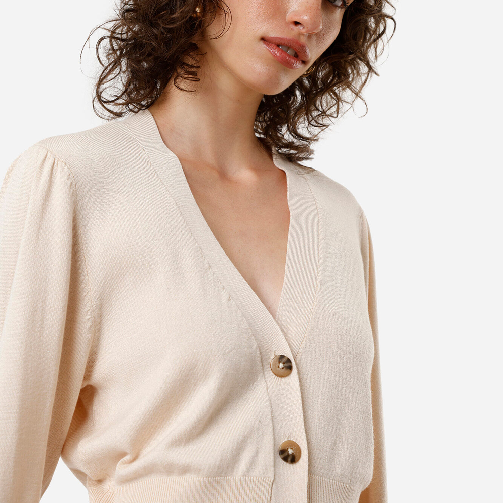 Cardigan cropped feminino de tricot bege Cardigan cropped feminino de tricot bege