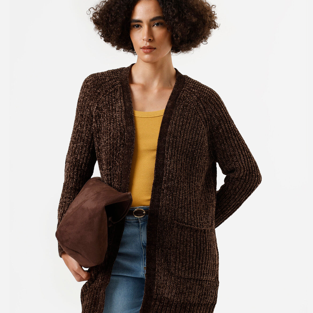 Cardigan alongado feminino de tricot chenille com bolsos marrom Cardigan alongado feminino de tricot chenille com bolsos marrom
