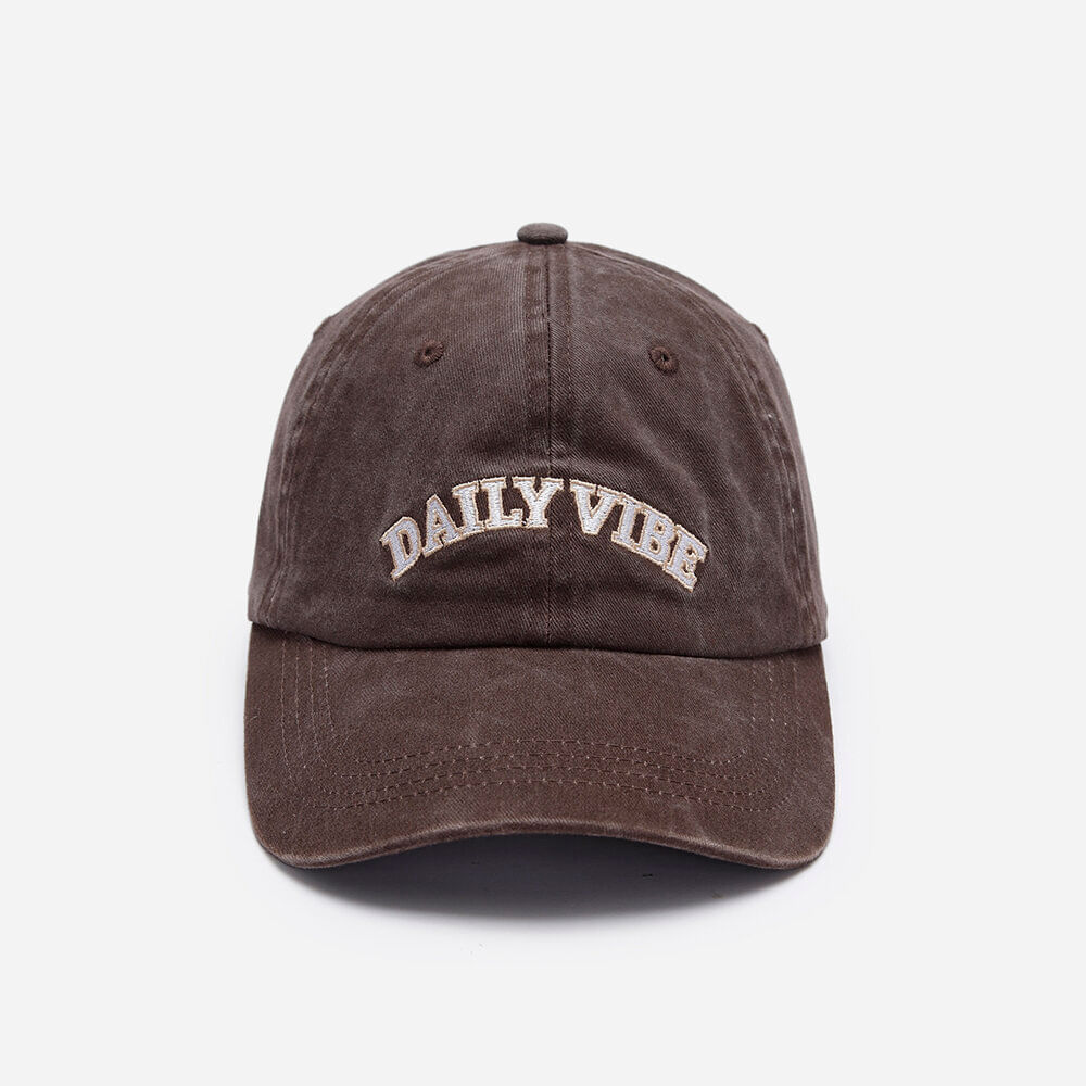 Boné com aba curva estonado com bordado daily vibe marrom