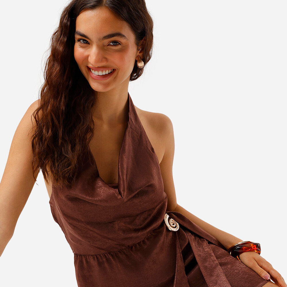 Vestido curto feminino frente única acetinado marrom Vestido curto feminino frente única acetinado marrom