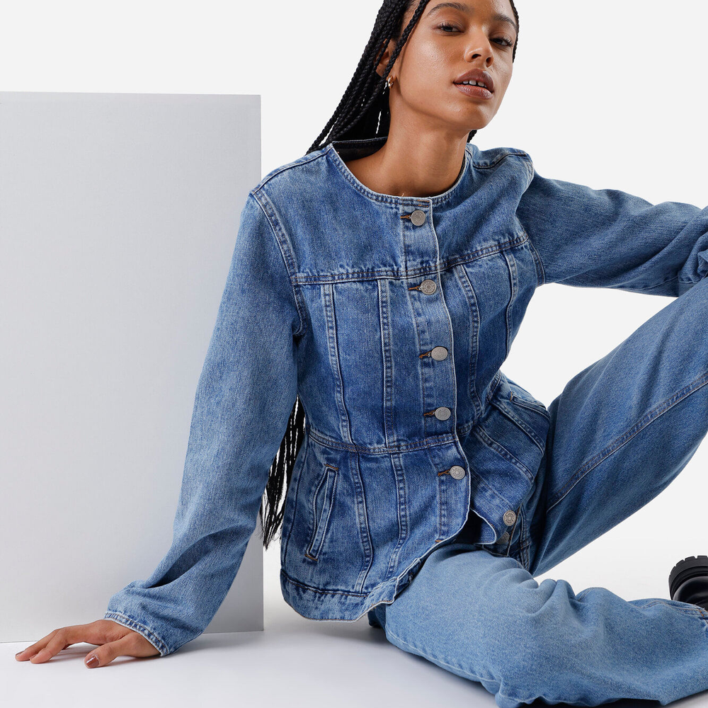 Jaqueta feminina jeans com recortes acinturada azul Jaqueta feminina jeans com recortes acinturada azul