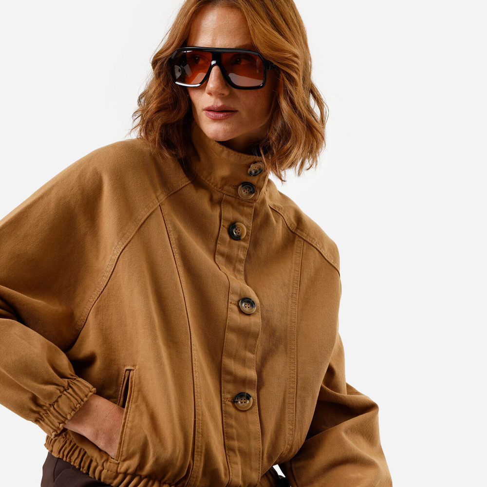 Jaqueta bomber feminina de sarja gola funnel neck marrom Jaqueta bomber feminina de sarja gola funnel neck marrom