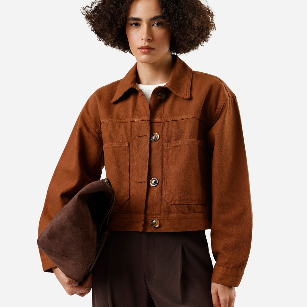Jaqueta cropped feminina de sarja com bolsos marrom Jaqueta cropped feminina de sarja com bolsos marrom