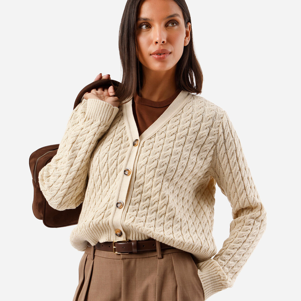 Cardigan feminino de tricot decote v texturizado off white Cardigan feminino de tricot decote v texturizado off white