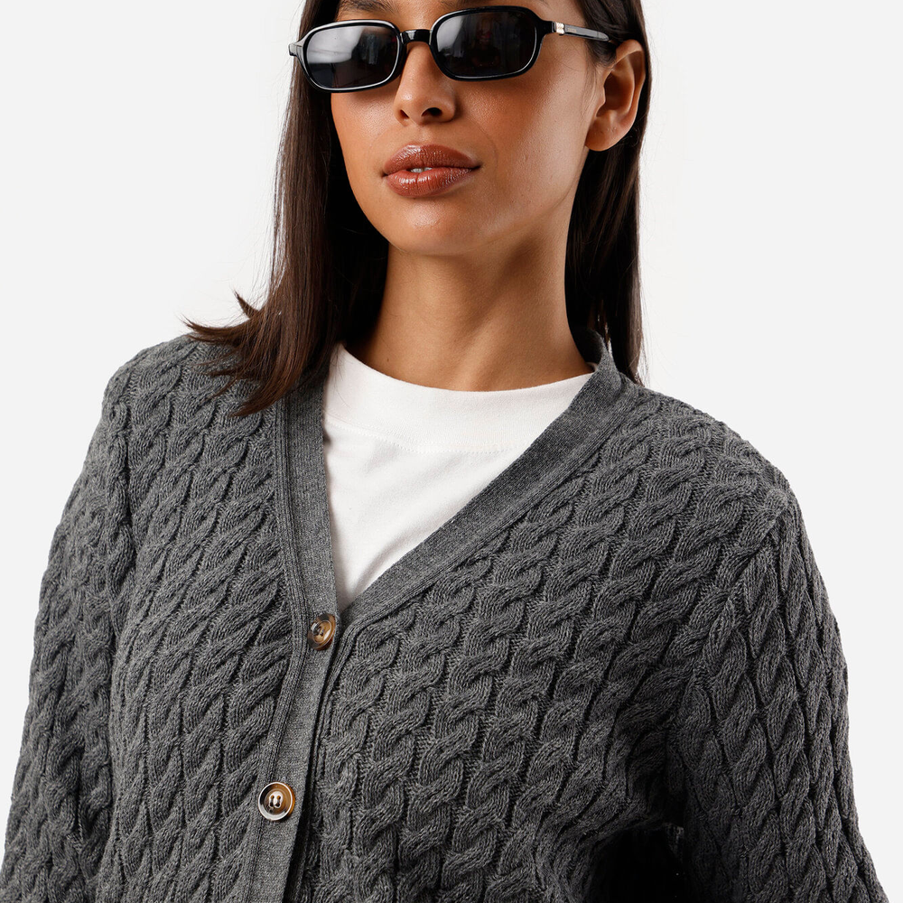 Cardigan feminino de tricot decote v texturizado cinza Cardigan feminino de tricot decote v texturizado cinza