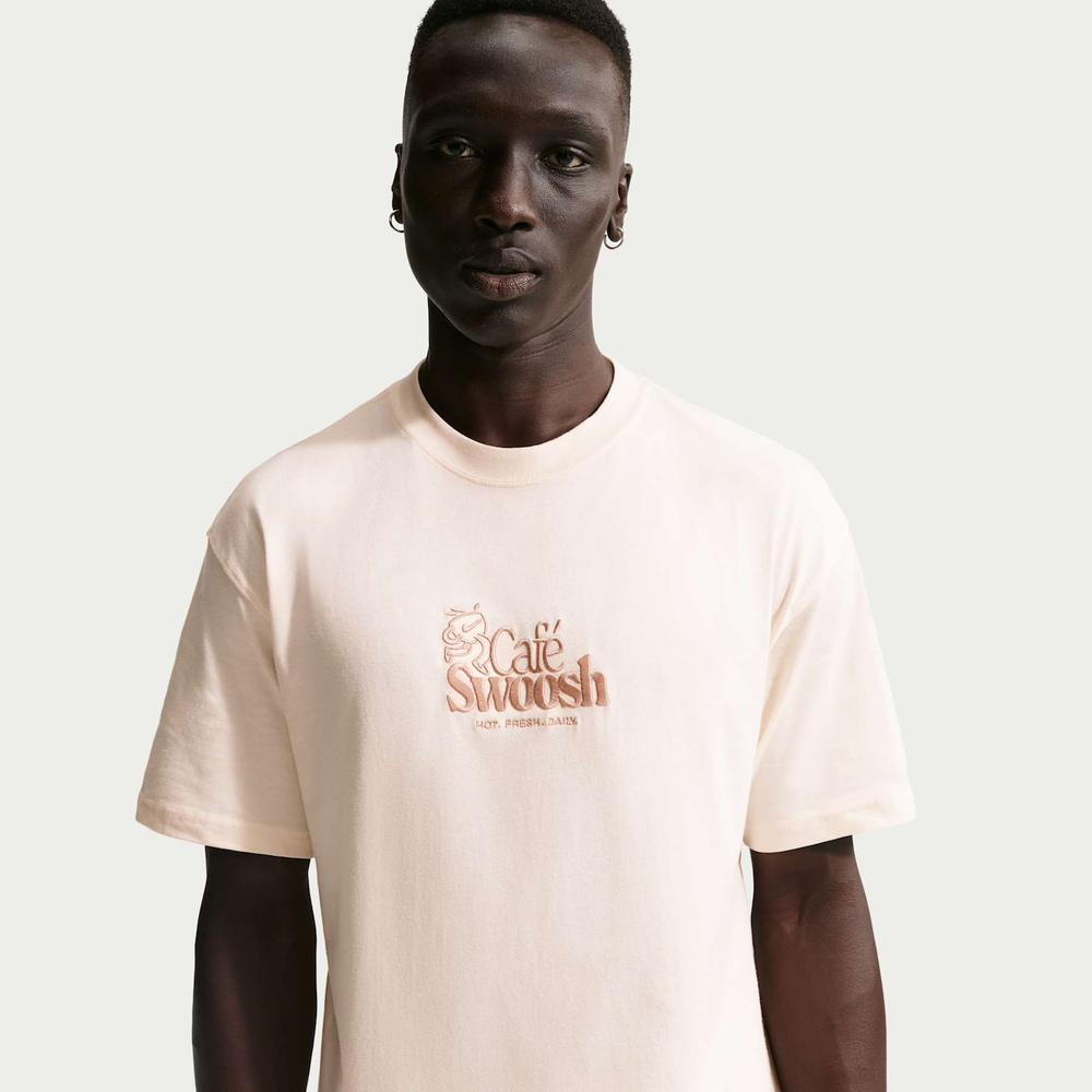 Camiseta Nike Sportswear Café Swoosh Unissex