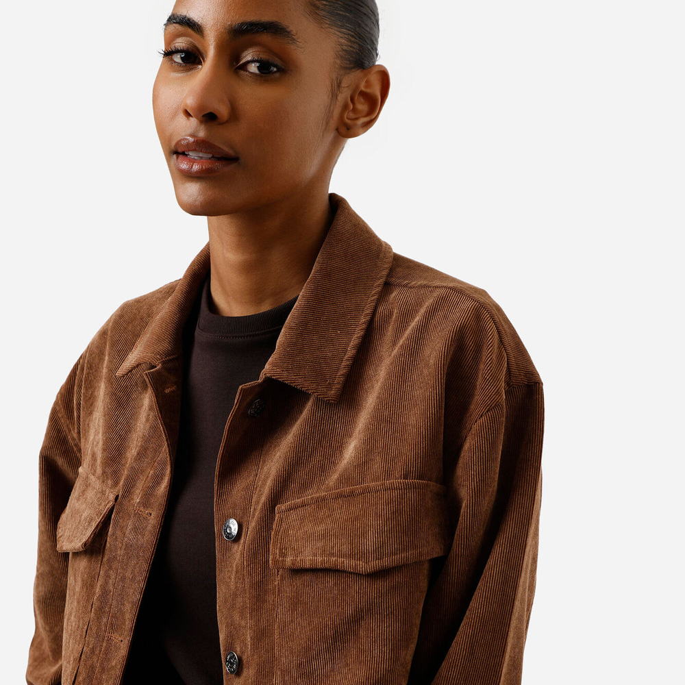Camisa feminina shacket com bolso oversized marrom Camisa feminina shacket com bolso oversized marrom