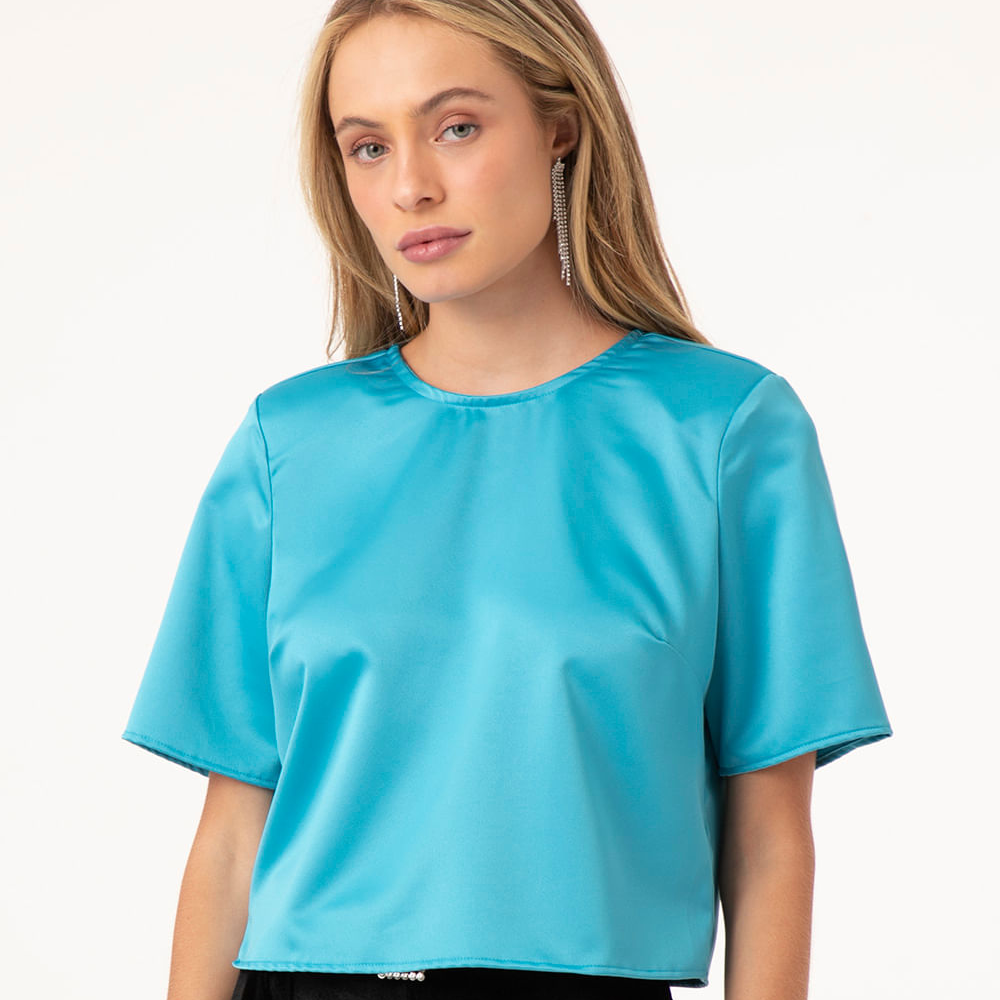 Blusa cropped de cetim manga curta com ombreira azul Blusa cropped de cetim manga curta com ombreira azul