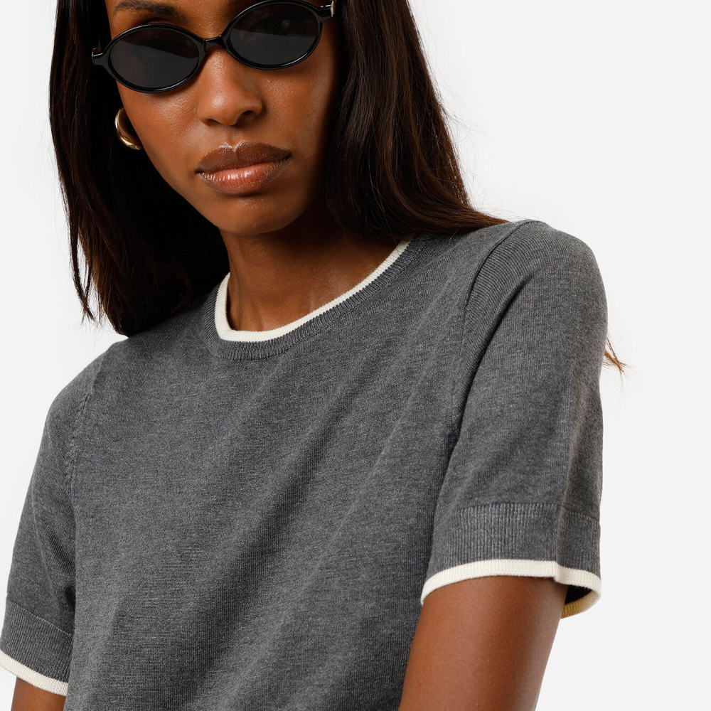 Blusa manga curta regular friso contrastante cinza Blusa manga curta regular friso contrastante cinza