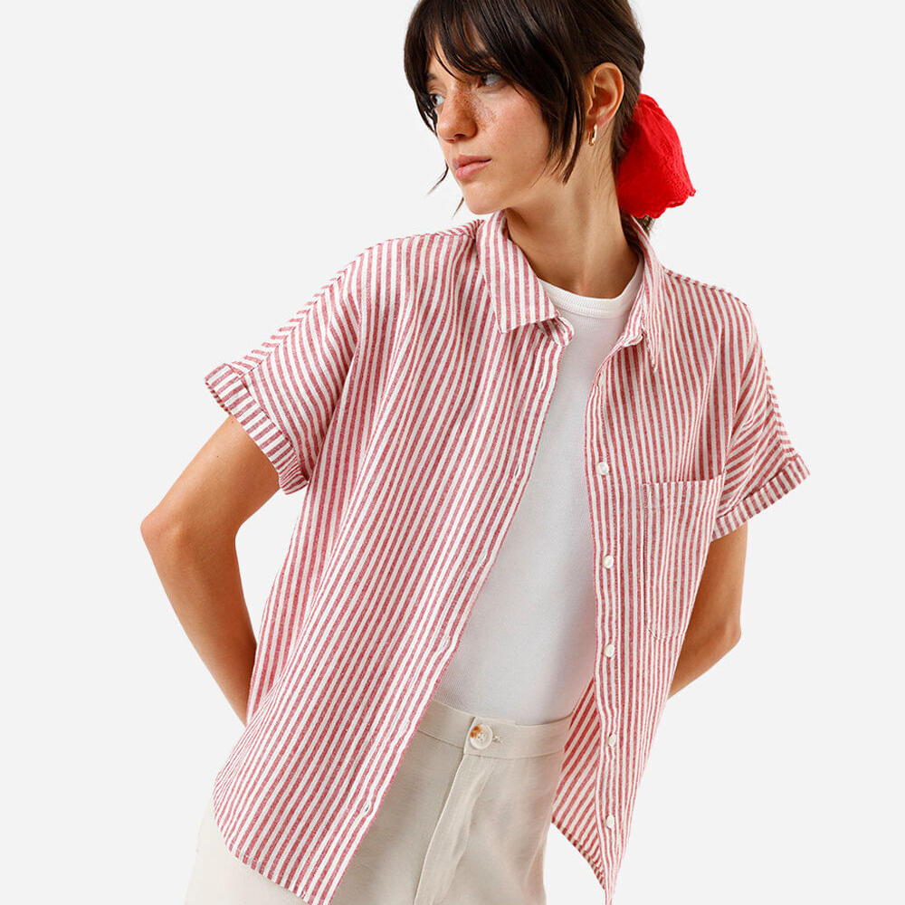 Camisa manga curta com bolso vermelha Camisa manga curta com bolso vermelha