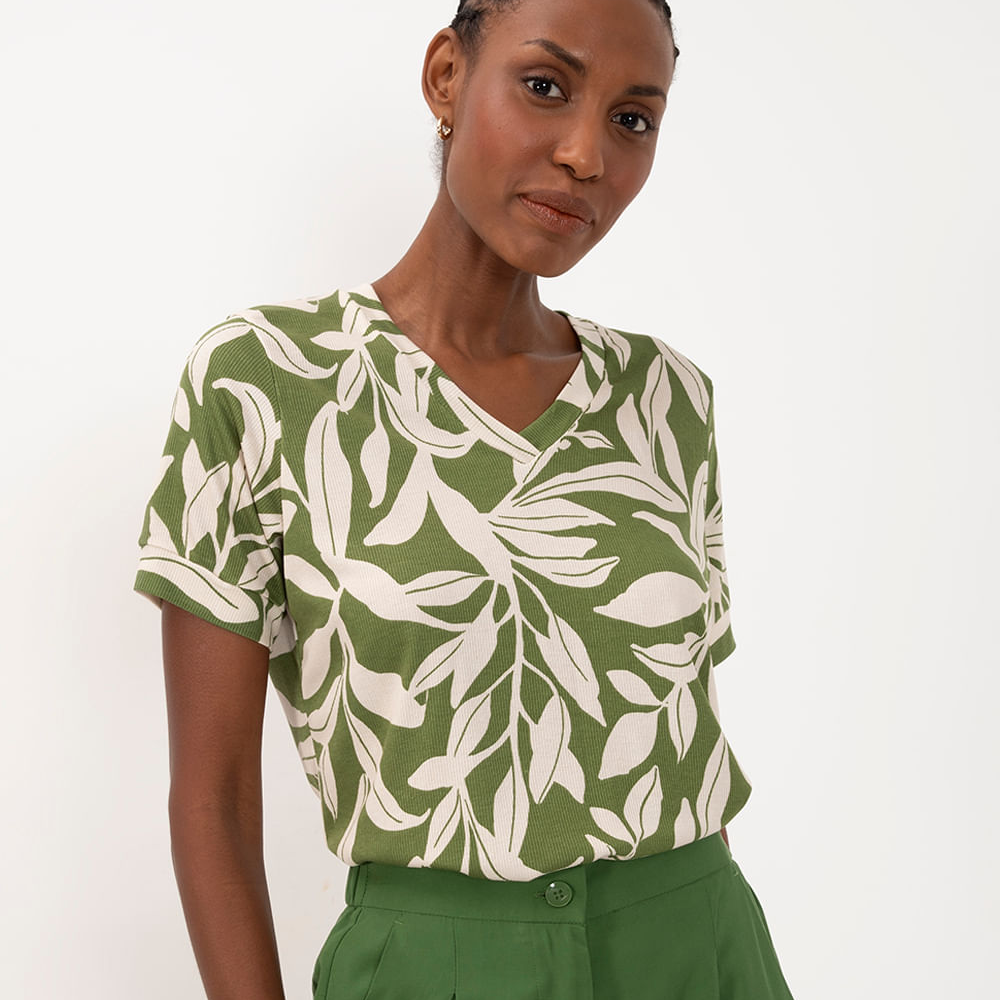 Blusa de viscose folhagem decote v verde militar