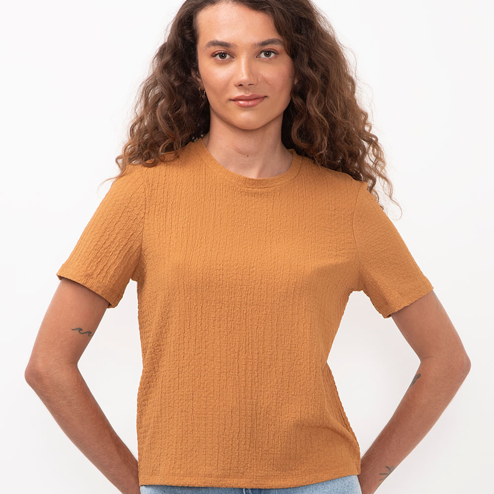 Blusa texturizada manga curta marrom