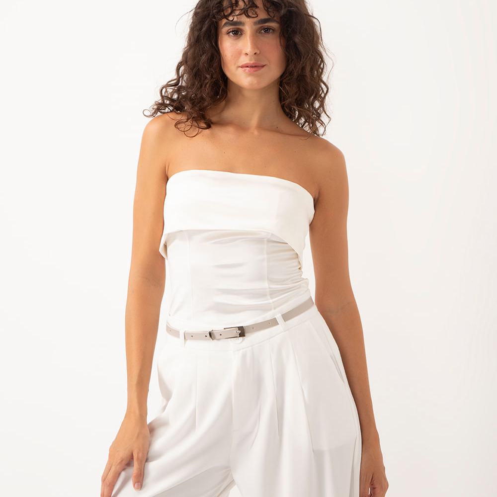 Blusa acetinada decote reto sem alça com pala off white Blusa acetinada decote reto sem alça com pala off white