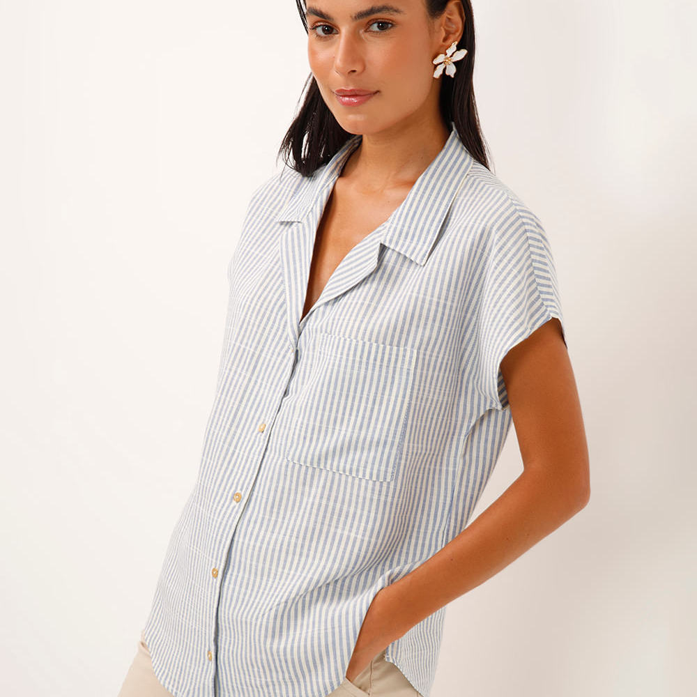 Camisa de viscose manga curta com bolso listrada azul Camisa de viscose manga curta com bolso listrada azul