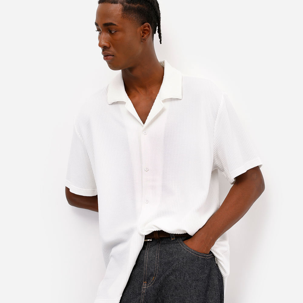 Camisa manga curta texturizada e listrada - branco