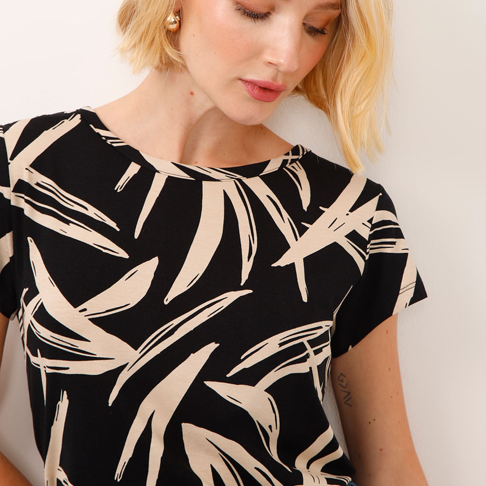 Blusa de viscose com botão no ombro folhagem preta Blusa de viscose com botão no ombro folhagem preta