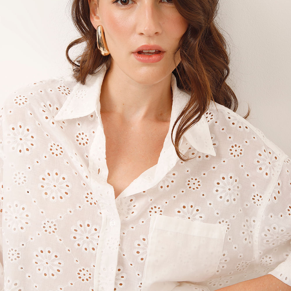 Camisa de laise com bolso floral off white Camisa de laise com bolso floral off white