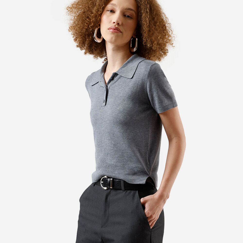 Polo feminina de tricot manga curta cinza Polo feminina de tricot manga curta cinza