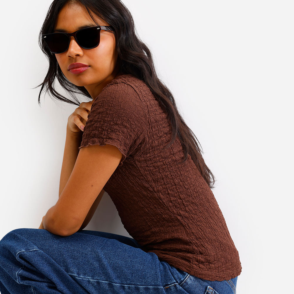 Blusa feminina manga curta texturizada marrom escuro Blusa feminina manga curta texturizada marrom escuro