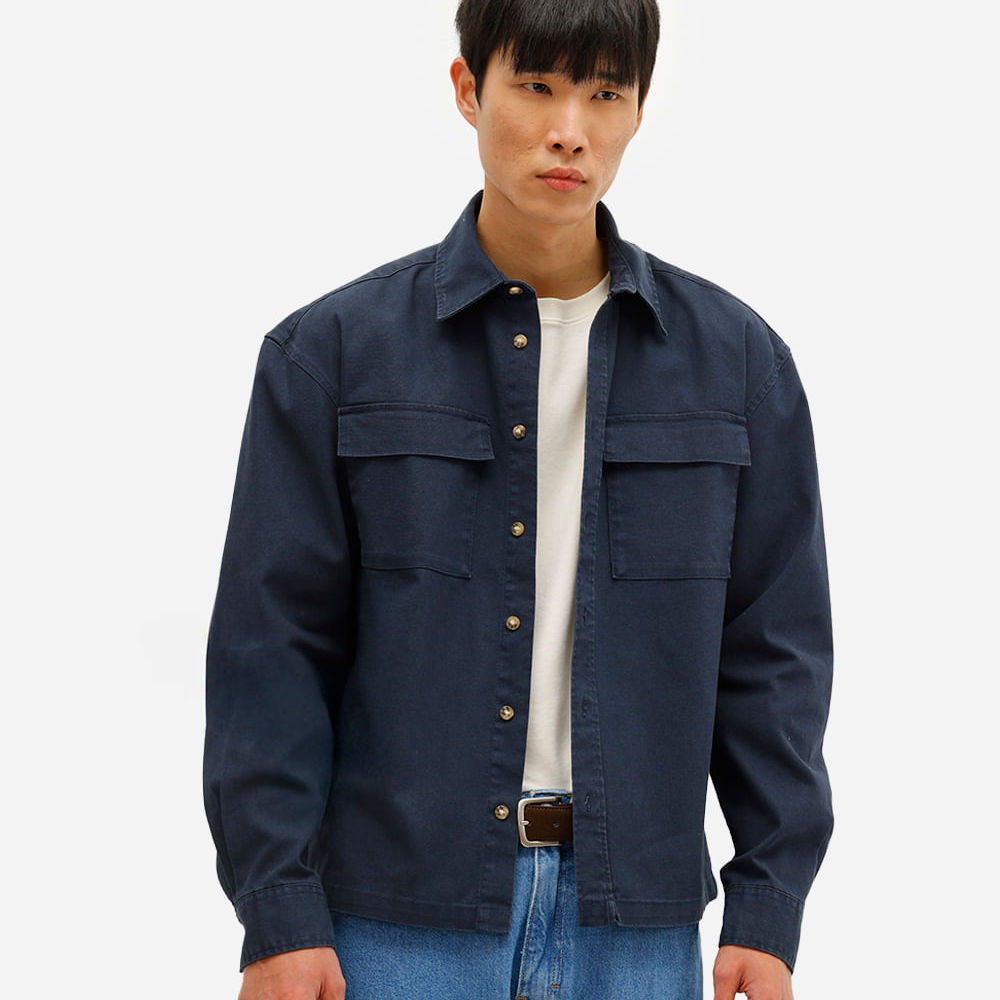Camisa overshirt masculina de sarja com bolsos estonada azul Camisa overshirt masculina de sarja com bolsos estonada azul