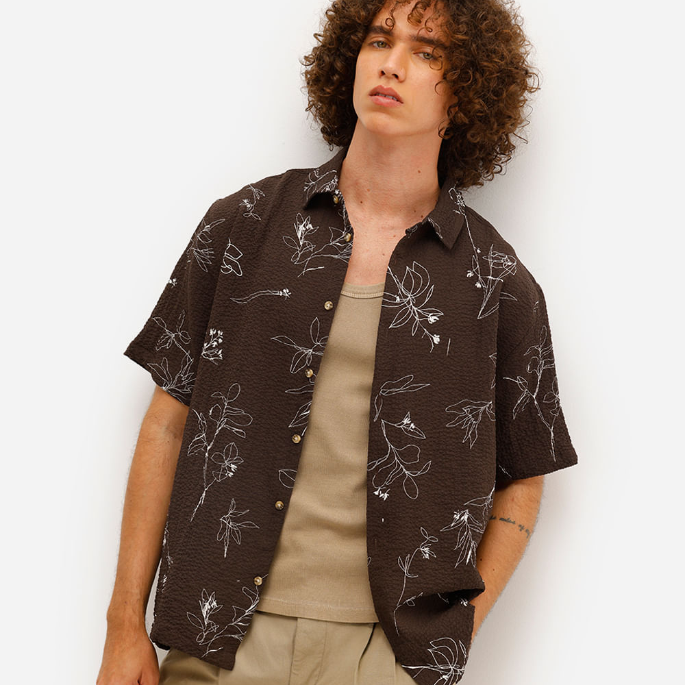 Camisa masculina texturizada estampada marrom