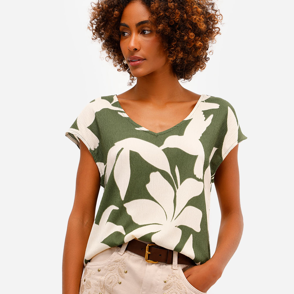 Blusa feminina texturizada decote v folhagem verde Blusa feminina texturizada decote v folhagem verde