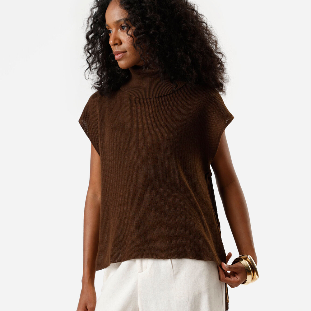 Blusa feminina de tricot com abertura gola alta marrom Blusa feminina de tricot com abertura gola alta marrom