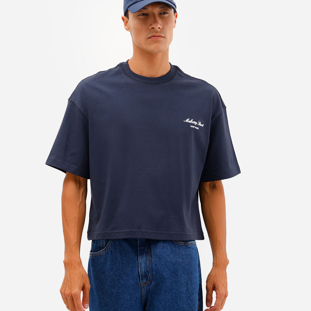 Camiseta masculina cropped de algodão manga curta com bordado azul Camiseta masculina cropped de algodão manga curta com bordado azul