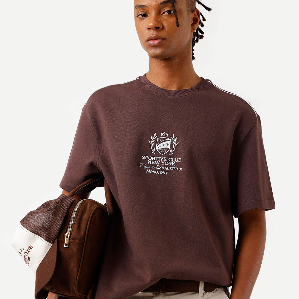 Camiseta masculina de algodão com bordado marrom Camiseta masculina de algodão com bordado marrom