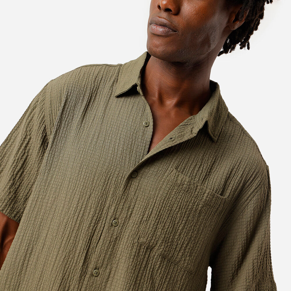 Camisa masculina com bolso texturizada verde Camisa masculina com bolso texturizada verde