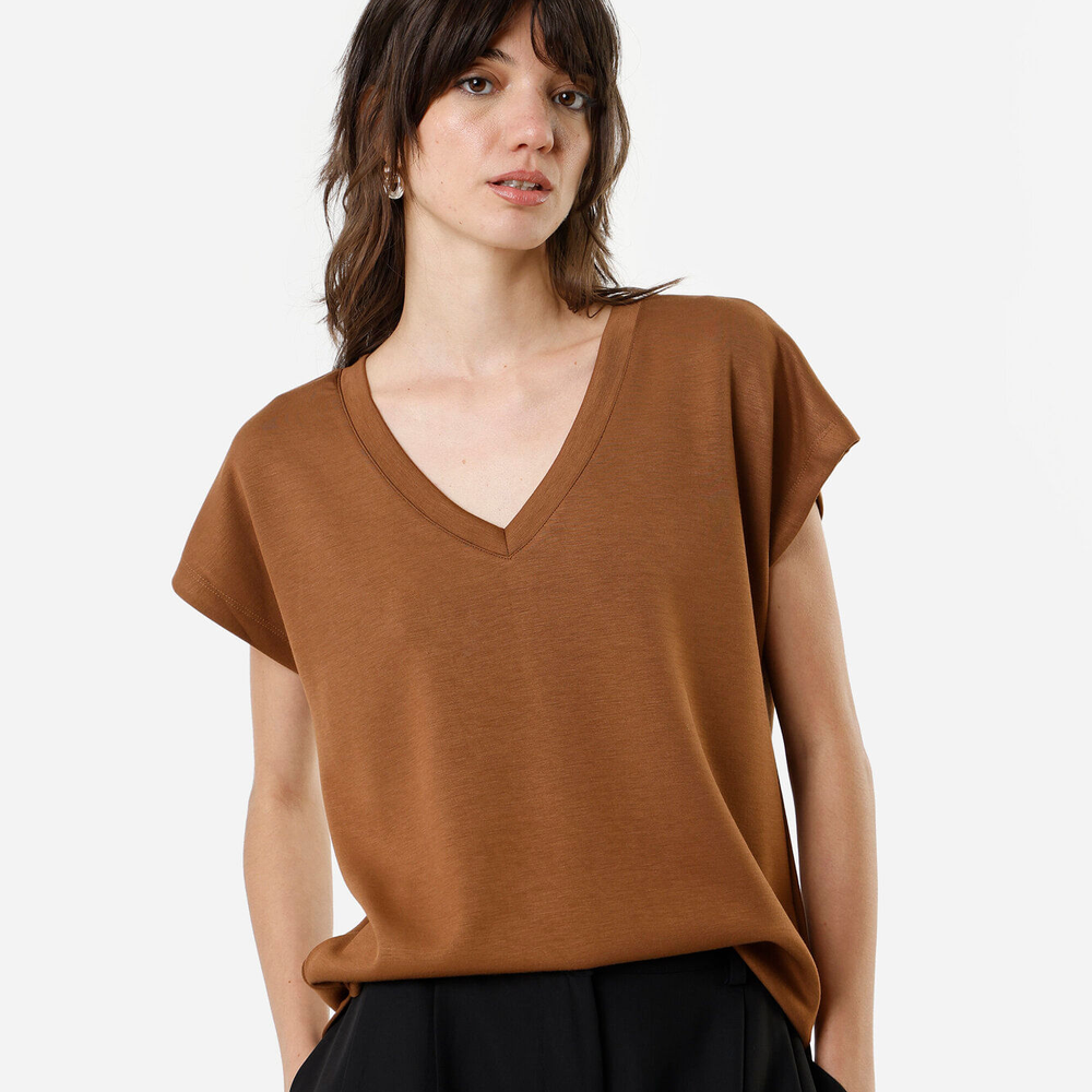 Blusa básica feminina decote v manga curta bege Blusa básica feminina decote v manga curta bege