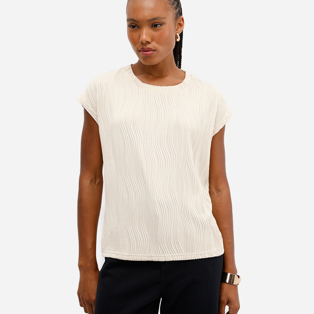 Blusa feminina manga curta em malha texturizada bege Blusa feminina manga curta em malha texturizada bege