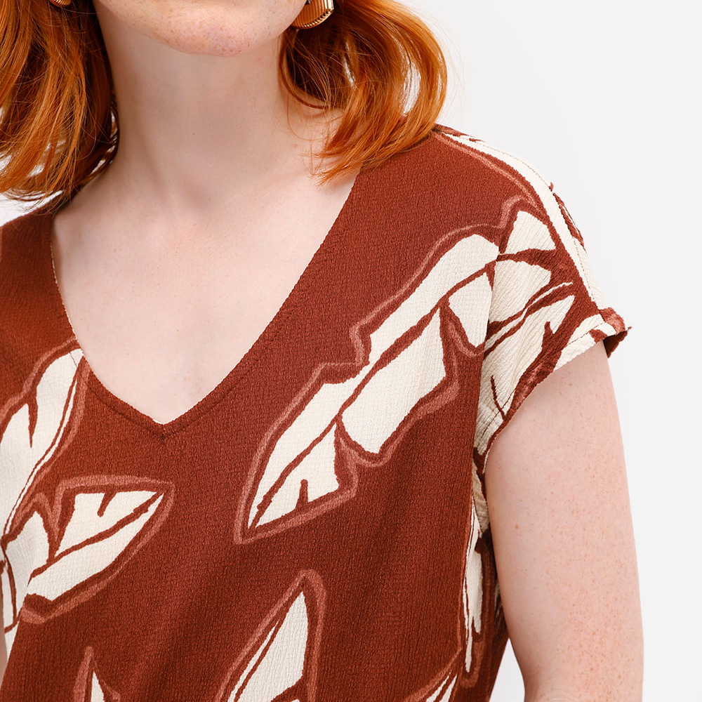 Blusa feminina folhagens texturizada marrom Blusa feminina folhagens texturizada marrom