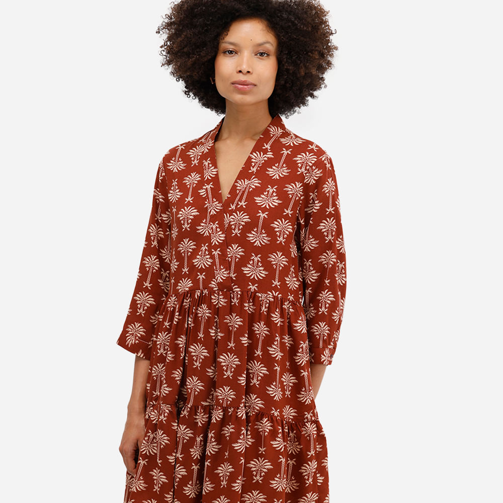 Vestido curto feminino de viscose com recortes folhagens marrom