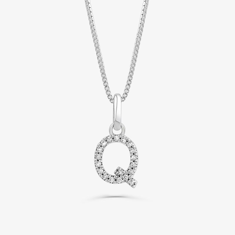 Pingente Letra Q com Diamante em Ouro Branco 18k Pingente Letra Q com Diamante em Ouro Branco 18k