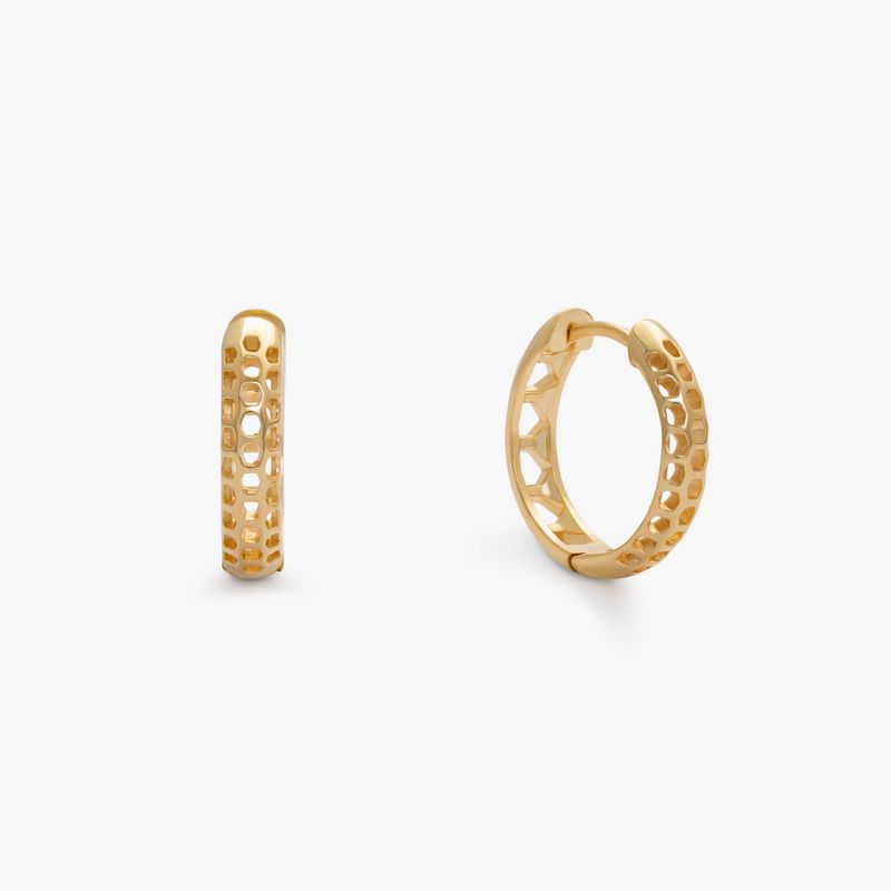 Brinco Argola Fio Vazado 18mm em Prata com Banho de Ouro Amarelo 18k Brinco Argola Fio Vazado 18mm em Prata com Banho de Ouro Amarelo 18k