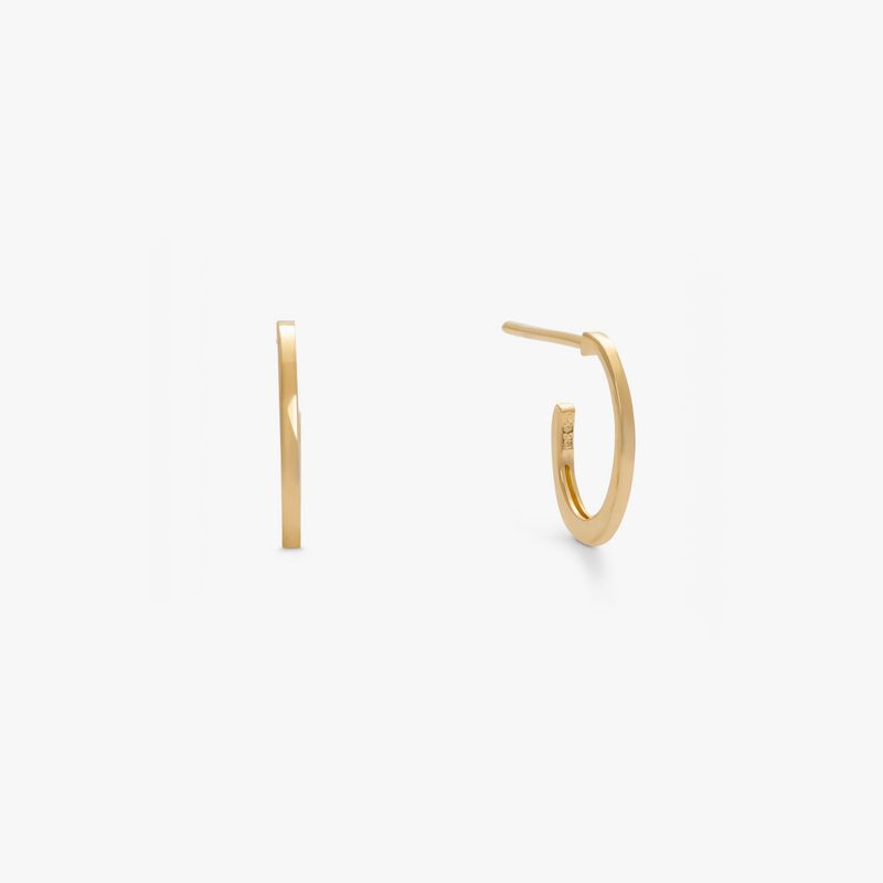 Brinco Meia Argola Oval 14mm em Prata com Banho de Ouro Amarelo 18k Brinco Meia Argola Oval 14mm em Prata com Banho de Ouro Amarelo 18k