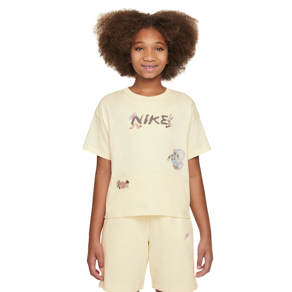 Camiseta Nike Sportswear Seasonal Story Juvenil Camiseta Nike Sportswear Seasonal Story Juvenil