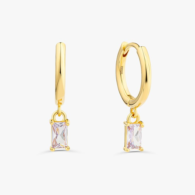 Argola Baguete Lilás Cravejada em Prata 925 com Banho de Ouro Amarelo 18k Argola Baguete Lilás Cravejada em Prata 925 com Banho de Ouro Amarelo 18k