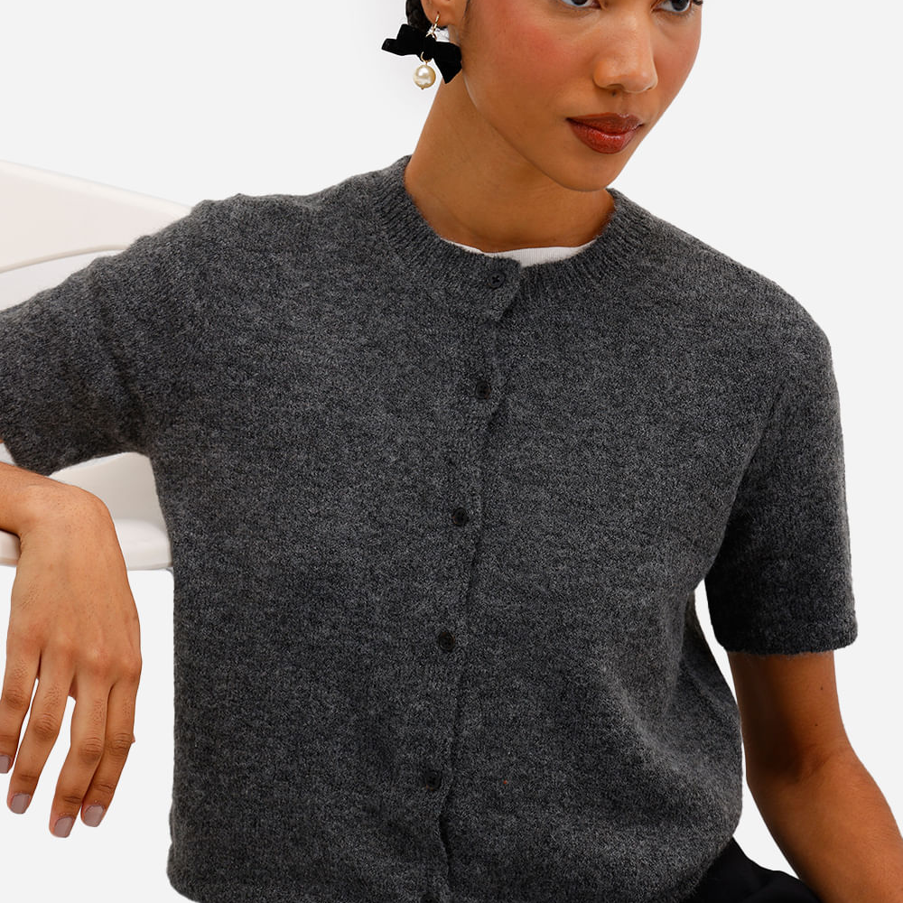 Blusa feminina de tricot com botões cinza Blusa feminina de tricot com botões cinza