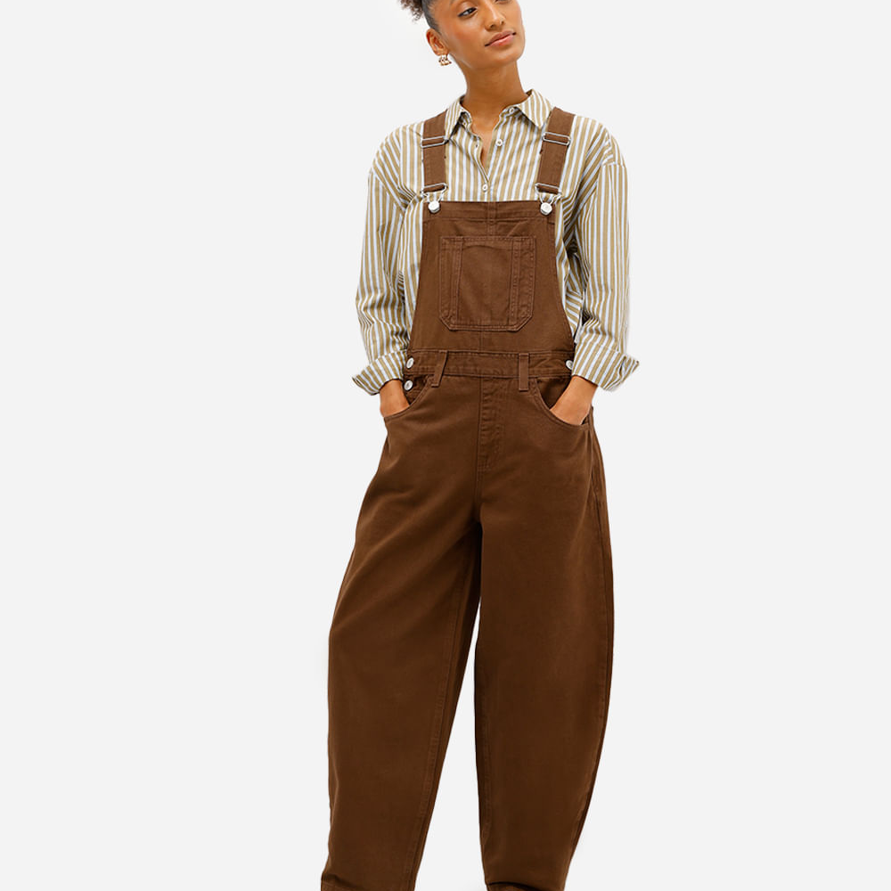 Jardineira baggy feminina de sarja marrom Jardineira baggy feminina de sarja marrom