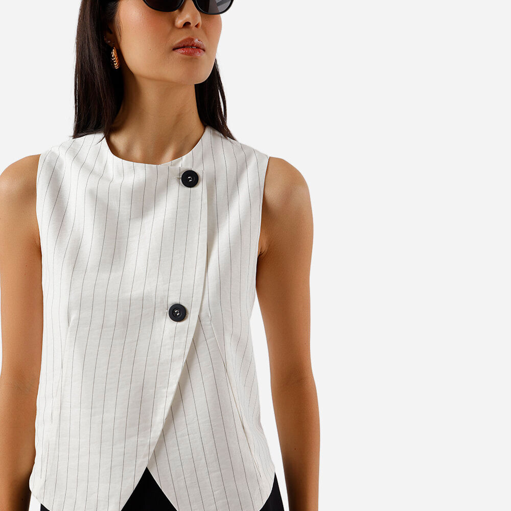 Colete feminino com viscose e transpasse listrado off white Colete feminino com viscose e transpasse listrado off white