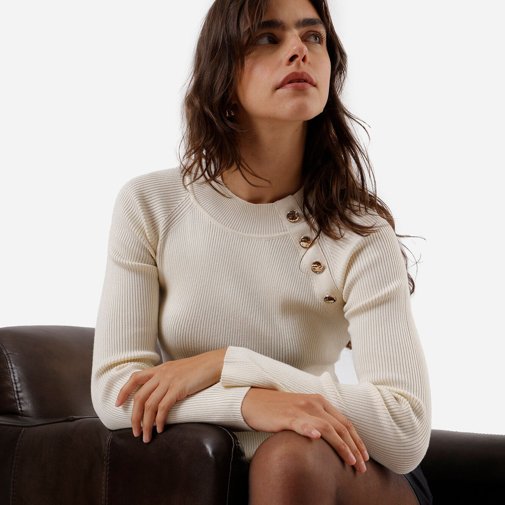 Suéter feminino de tricot com botões canelado off white Suéter feminino de tricot com botões canelado off white