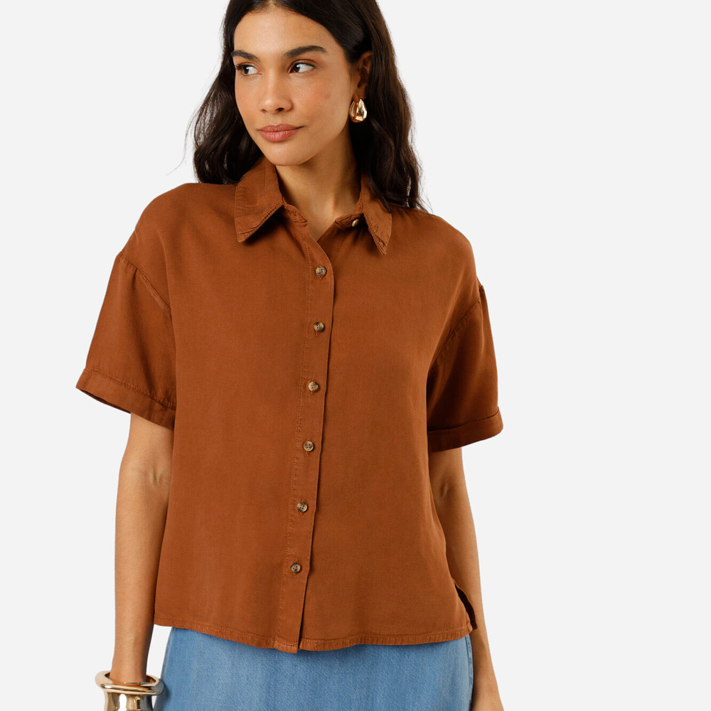 Camisa feminina de liocel manga curta marrom Camisa feminina de liocel manga curta marrom