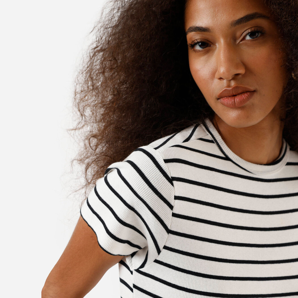 Blusa baby look feminina com algodão canelada listrada básica off white Blusa baby look feminina com algodão canelada listrada básica off white
