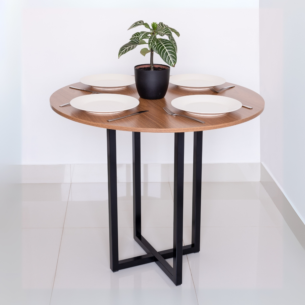 Mesa de jantar redonda Miró com base estilo industrial Miró 100cm Freijó para 4 lugares Mesa de jantar redonda Miró com base estilo industrial Miró 100cm Freijó para 4 lugares